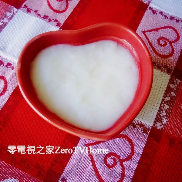 取六個小碗，在碗裡面抹上薄薄的一層油。
 
將玉米糊倒入小碗當中，以湯匙把表面抹平。