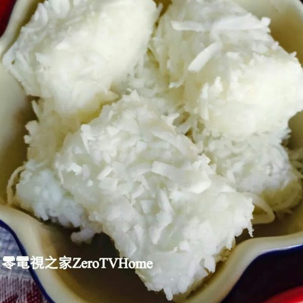 把作法6中，冷藏四個小時，並且完全凝固的鮮奶酪由碗內取出。
 
用抹油的水果刀將鮮奶酪切塊，並且在四周沾滿椰子絲，就成了美味軟綿的雪花糕嘍！