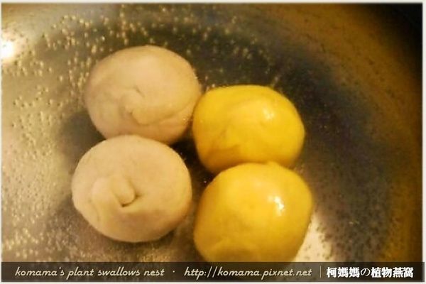 將蕃薯湯圓與芋頭湯圓放置在滾水中加熱，並用湯勺推轉，使湯圓在水中翻轉而不粘鍋。