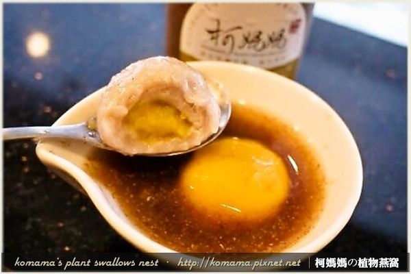 在淡紫色的芋頭湯圓外皮之下，其湯圓內餡改以番薯為主要食材。