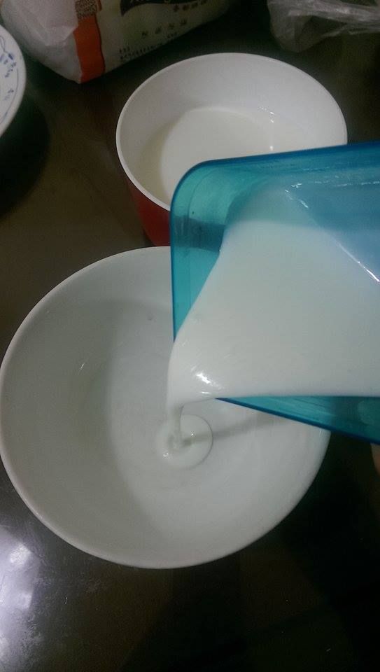 1.將鮮奶和優酪乳放置於室溫下30分鐘，使它們回到常溫。
2.在等他們回溫的同時，準備一個耐熱容器，並用滾水燙過且烘乾。
(這很重要喔!!!因為不好的菌會影響優格生長)
3.先將常溫的優酪乳倒入容器。