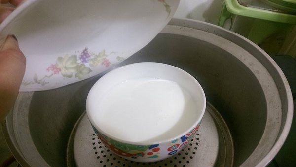 1.將電鍋放入少許的水(約50cc)，按下開關讓他加熱3分鐘，3分鐘後將開關拉起回到保溫狀態，並等候10分鐘，使電鍋內的溫度降低(要一直保持在保溫狀態喔)。
2.電鍋溫度降低後，將「步驟三」放入，且要蓋上蓋子(Doris的容器沒有蓋子，所以用盤子代替)。
記得底下要架起來一個高度喔~~~