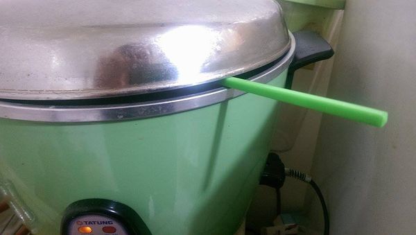 蓋上電鍋，並用筷子卡住，讓他有一個小縫隙(如圖)，並讓他們在裡面睡7~9個小時，拿出後表面凝固蓋蓋子放冷藏，就大功告成啦。