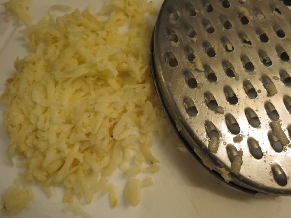 生馬鈴薯刨絲。