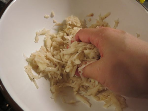 將馬鈴薯絲放入調理盆中，加鹽及黑胡椒，略抓。