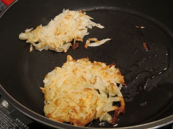 放入鍋中，煎至咖啡色"赤赤"後，翻面。