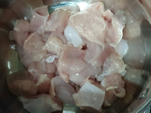 雞胸肉洗淨後切塊。