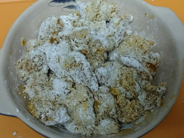 將地瓜粉放在一盤中，放入醃好的雞肉，均勻的裹上一層粉後，靜置５分鐘反潮。