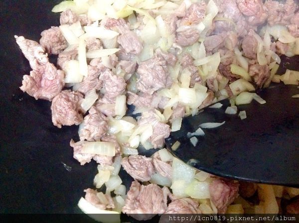 牛腩略炒加水先煮至微軟