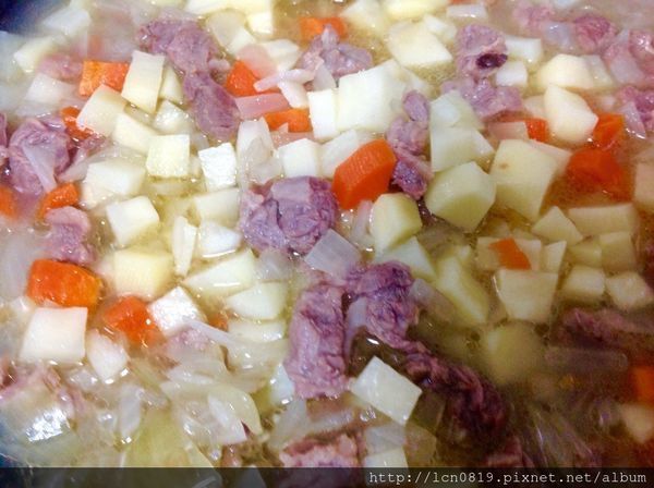 加入馬鈴薯丁、紅蘿蔔丁、水（淹過食材）煮軟