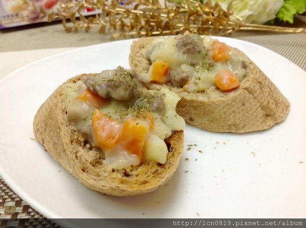 豆渣麵包斜切，填上5醬料，撒上洋香菜http://icook.tw/recipes/98567