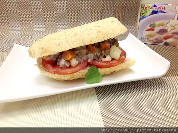 豆渣麵包上下切開，番茄鋪底，填入5醬料
