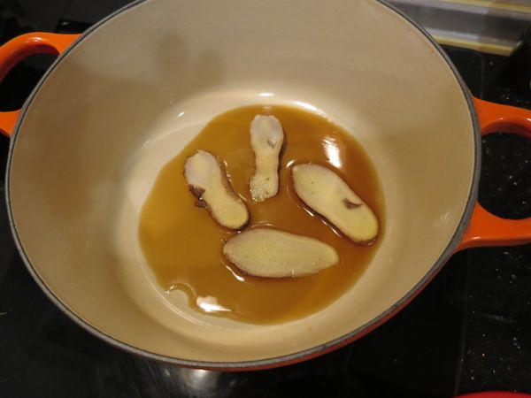 鍋中倒一些麻油，放入薑片，熱鍋。