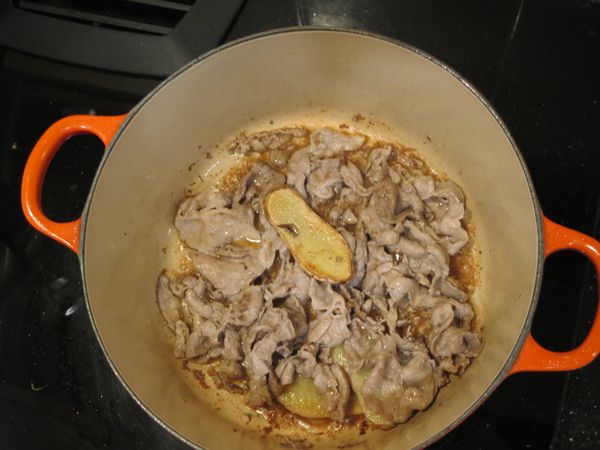 豬肉片變白後，就可以稍微翻動炒。