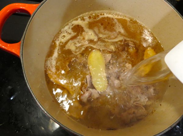 加入水或高湯 (或1:1)，至蓋過食材再多一點。