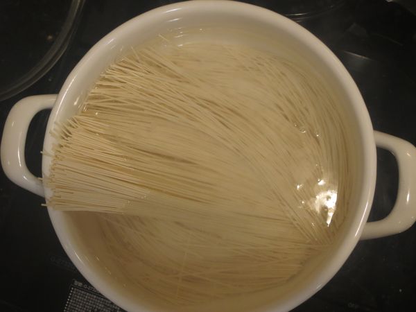 另一鍋熱水，煮米線3分鐘，即可撈起放入碗中。