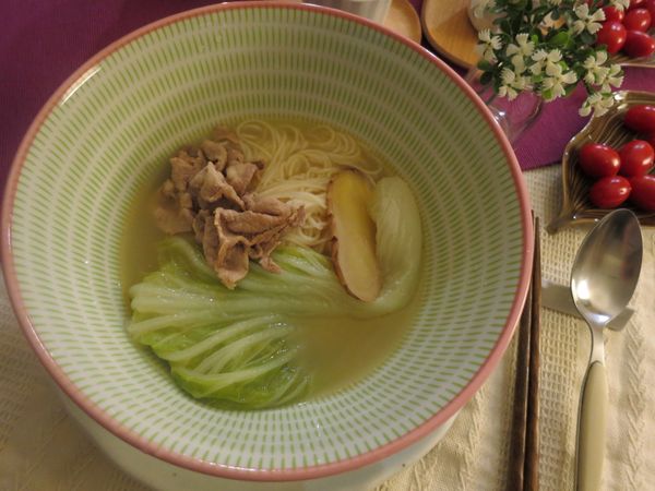 麻油湯加一些鹽調味後，就熱騰騰的上桌啦!