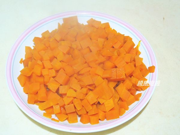紅地瓜洗淨去皮,切丁後放電鍋裡蒸熟(外鍋放1杯水,材料外)
