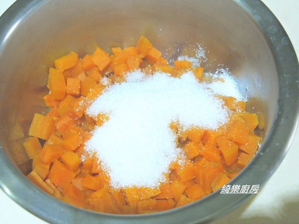蒸熟後,趁熱加入細砂糖攪拌到糖完全溶化,壓成泥