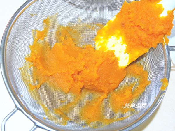 最後用濾網篩過,讓地瓜口感更綿密~