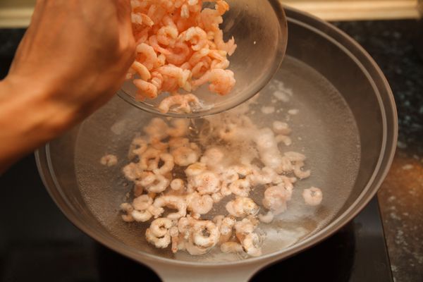 將蝦仁下鍋燙熟，因為已經是熟的蝦仁了，所以只要簡單燙過馬上就能食用，非常方便。