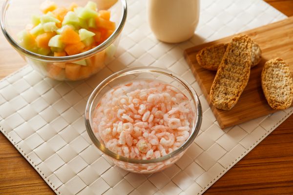 起鍋、泡冷水冷卻後，將水份瀝乾備用。