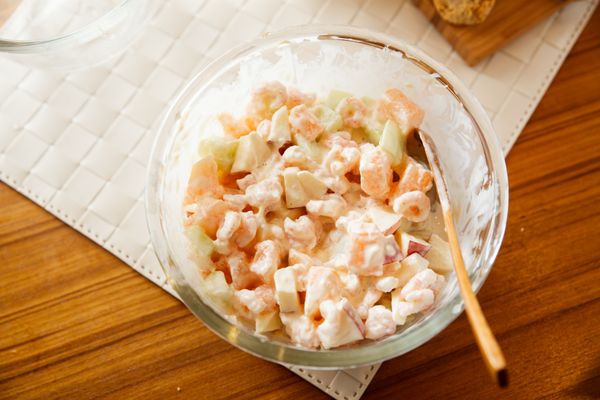 將美乃滋與水果、蝦仁充分混合。(建議攪拌時用木湯匙，這樣不容易將蝦仁、水果弄破)