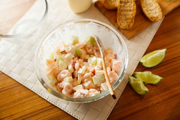 將檸檬汁擠入，在充分的混合。