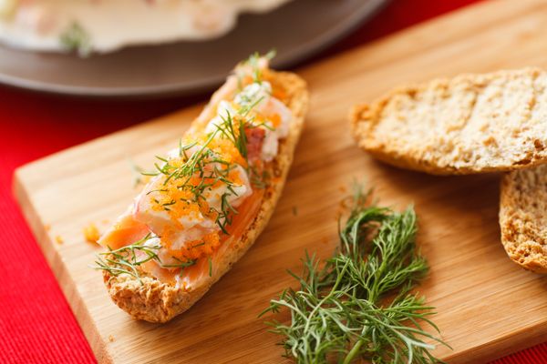 在傳統年菜上菜前，先送上口感清爽的料理，不但更開胃，還可以給人一點驚喜和期待。
另外再教大家一種吃法，只要搭配IKEA賣的醃燻鮭魚、全麥脆餅，灑上少許蝦卵，這道菜馬上就變成布夏塔了，快點試試看吧。