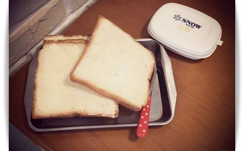 先將吐司兩面都塗上薄薄的奶油~~

我愛用日本的雪印奶油耶...吃起來超香^^"