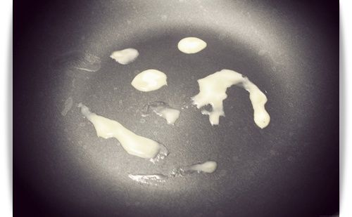 平底鍋內放些許奶油小火慢慢融化~~