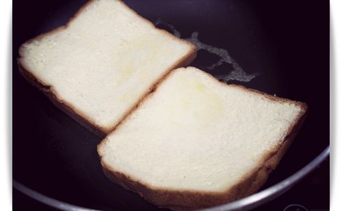 把吐司放下去吧~~~

用小火慢慢煎烤喔:)