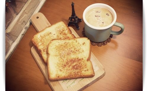午後來個奶油肉桂吐司好享受呀~~在加一杯冰涼的奶茶...棒棒棒!!!