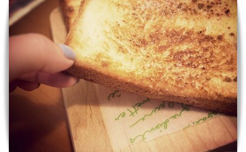 吃起來好酥脆的奶油肉桂吐司~喜愛肉桂香的朋友不要錯過這麼簡單的吐司料理喔:)