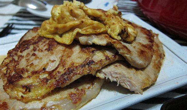 另一半先到家，所以這次是由他掌廚，其作法：
蛋一顆均勻地打散，取醃過的肉沾取蛋液，煎熟快快離鍋即可。哈哈好無聊但這樣就好好吃了。