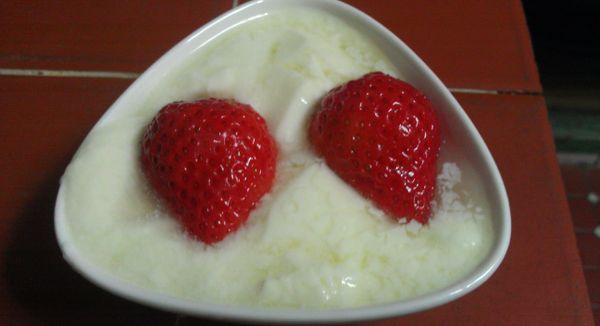 完成的優格,加入喜愛的水果或果醬調味即可