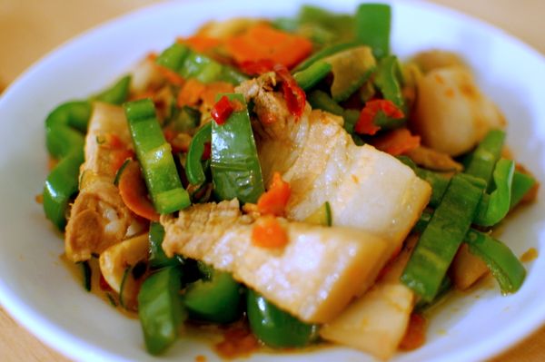 因為我用熟的五花肉，所以等到青椒與蘿蔔軟了之後再放入一起拌炒，加些薄鹽醬油與辣椒調味ＯＫ就可以上桌囉！