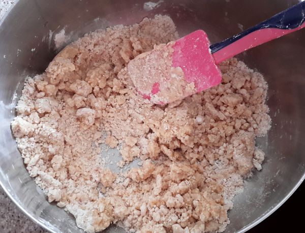 將花生粉，糖霜及麵粉拌勻