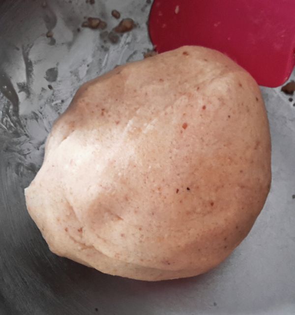 下油拌勻，用手搓成麵糰。如麵糰太乾，可加少許油，搓至成形，如圖般