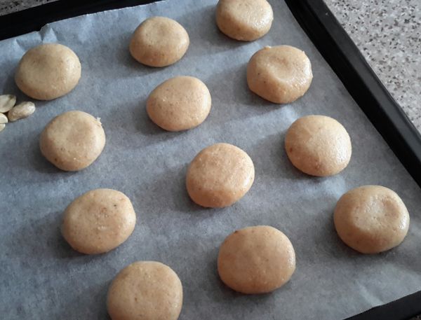 分成小份，搓圓，放在烘焙紙上