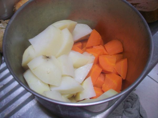 先把馬鈴薯跟蘿蔔切小塊~切好後放入電鍋蒸一下 可以省去燉煮的時間