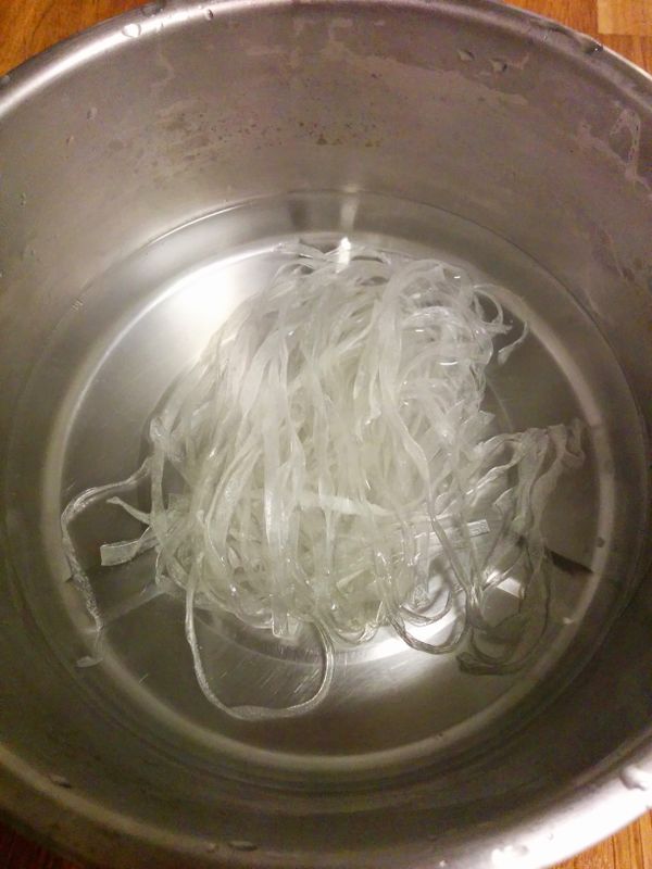 用熱水把寬粉燙軟