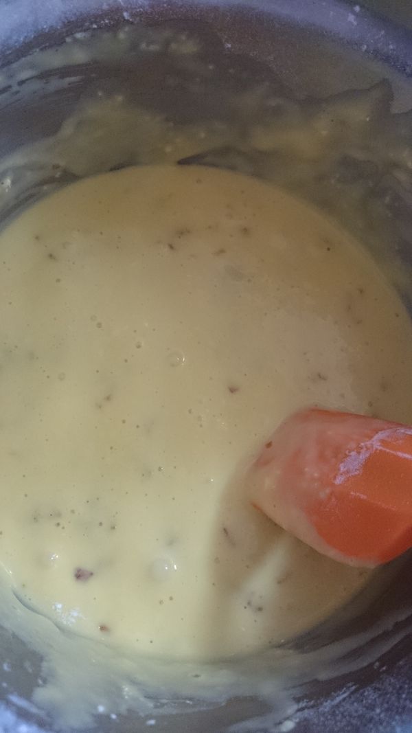 蛋黃糊→全蛋+蛋黃+牛奶+果醬後混合均勻，再加入過篩後的蓬萊米粉，拌勻備用。