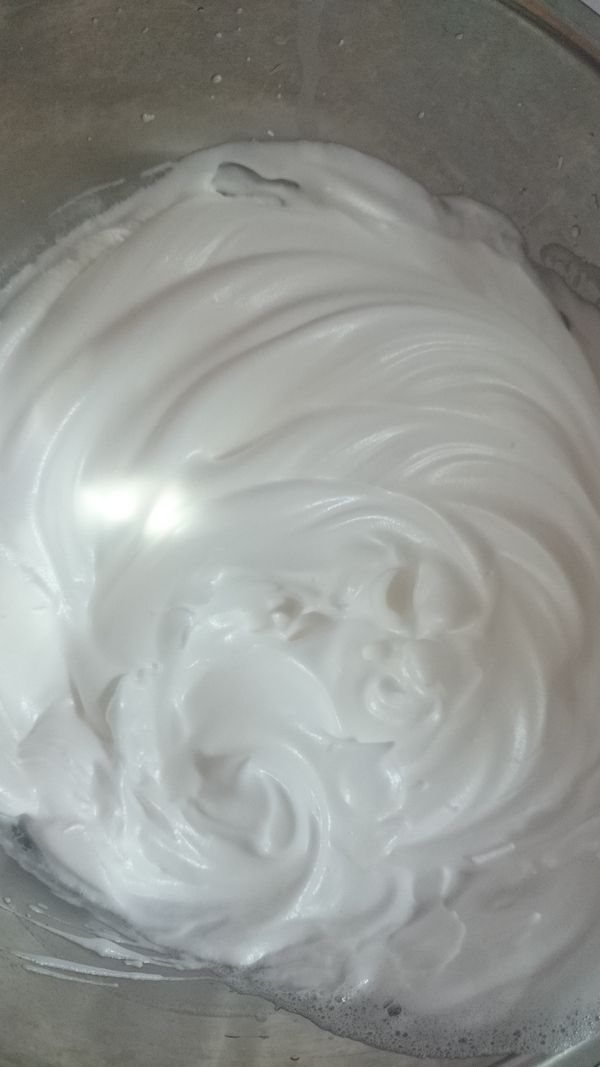 蛋白泡→蛋白+檸檬汁，再分次慢慢加入砂糖，打發蛋白到硬性發泡(尾端山型即可)。