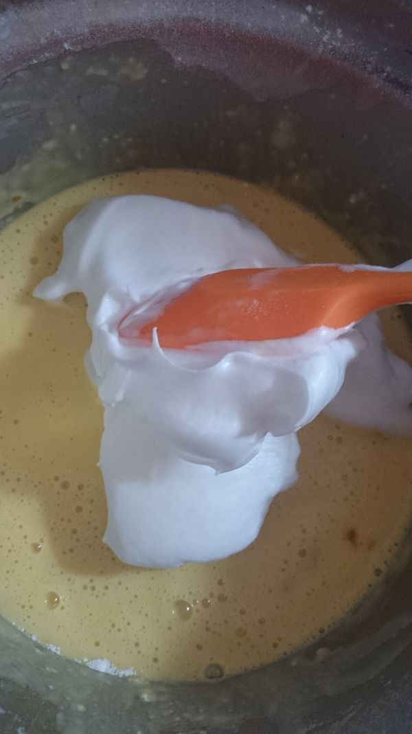 挖1/3的蛋白泡到蛋黃糊裡，用切拌方式(ㄧ手重複劃１，另ㄧ手轉動容器)拌勻。