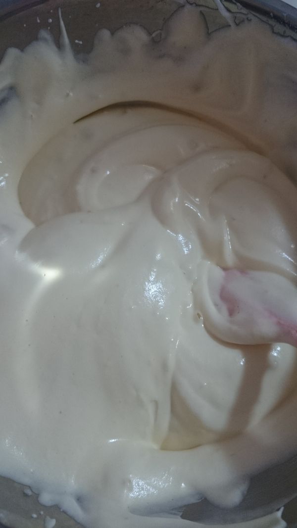 再把拌好的蛋黃糊倒回剩下的蛋白泡容器裡，ㄧ樣用切拌方式拌勻。