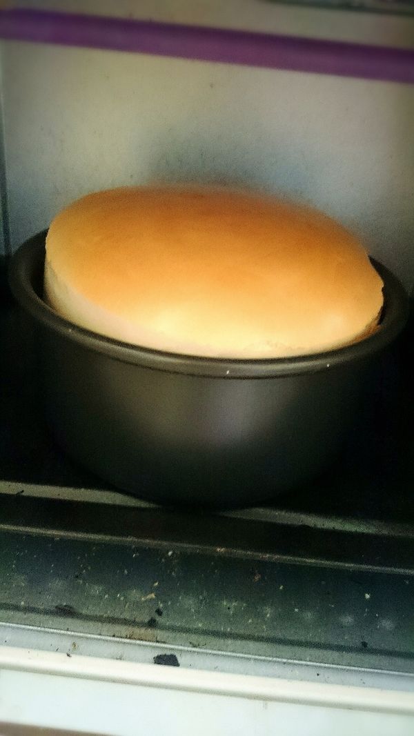 放入下層，以150/140度烤１０分鐘後，再下調溫度140/130度烤３０分鐘，出爐後再重震個幾下，倒扣到冷卻即完成。