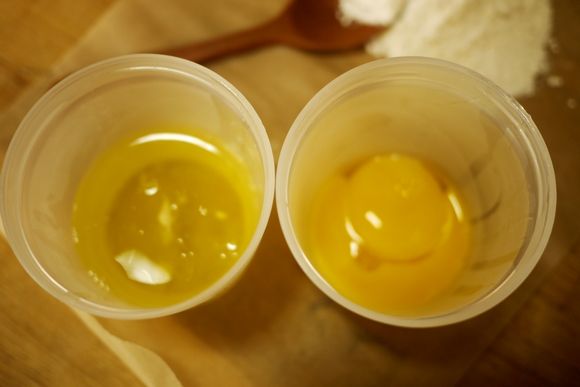 首先呢把蛋白與蛋黃分開
(請注意唷!蛋白放入前要記得鍋內要無油無水喔!)