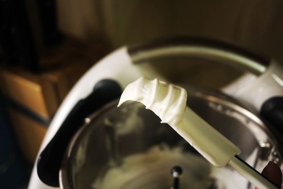 用攪拌棒輕輕刮起蛋白霜看看,呈現小尖峰,
這就是所謂的硬性發泡!!