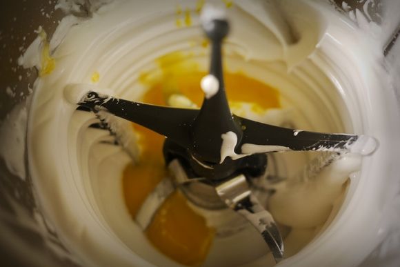 接著呢?我們把蛋黃也放下去.
加入蛋黃後,用隔熱水(60度)方式下去打